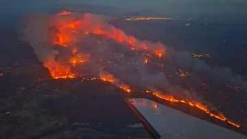 Letecký pohled na lesní požár u obce Saint-Laurent-de-la-Cabrerisse v jižní Francii