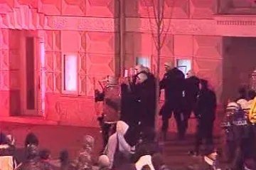 Kosovo má nezávislost, přišly první násilné protesty