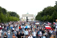 Policie v Berlíně rozpustila akci odpůrců opatření proti covidu-19, přesto se protestovalo