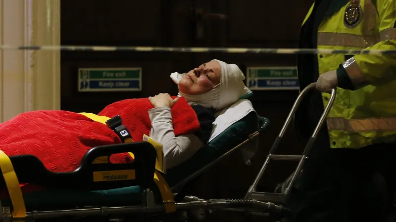 Záchranáři ošetřovali zraněné přímo před divadlem Apollo