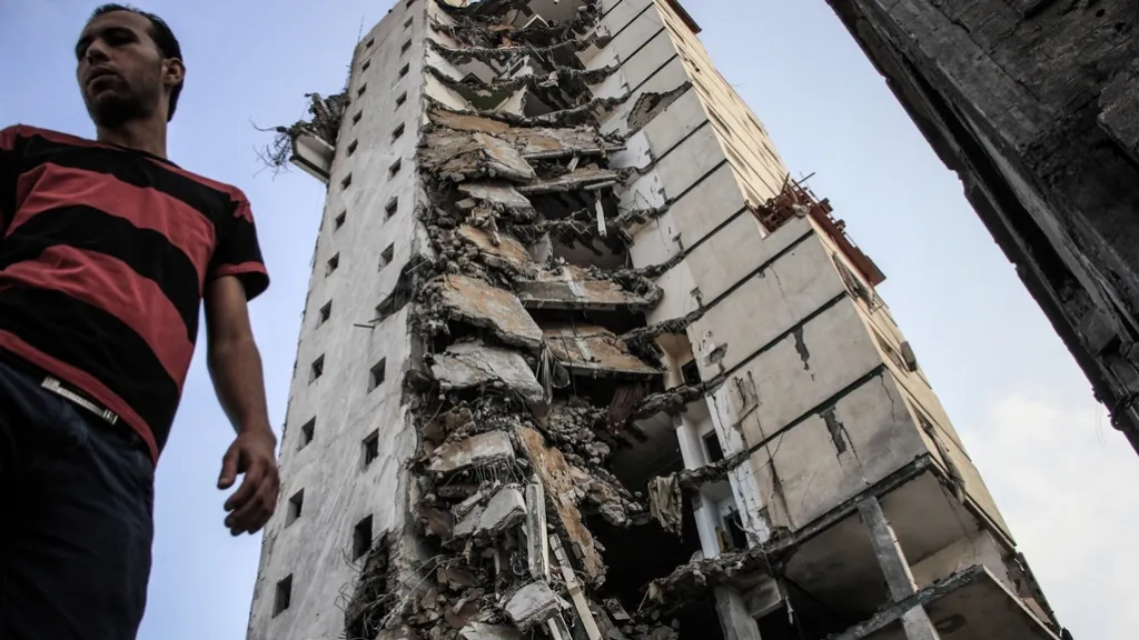 Zničená budova v Gaze