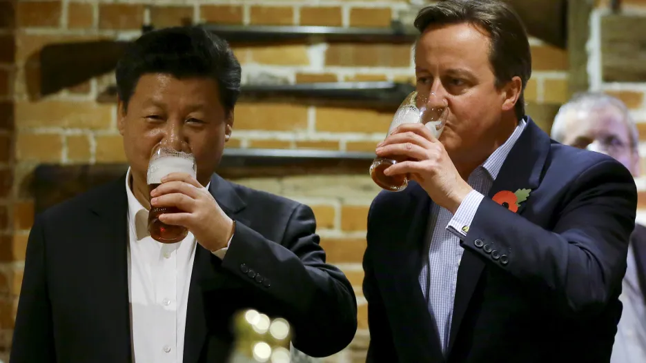 Čínský prezident Si Ťin-pching a někdejší britský premiér David Cameron spolu pijí pivo během čínské státní návštěvy v roce 2015