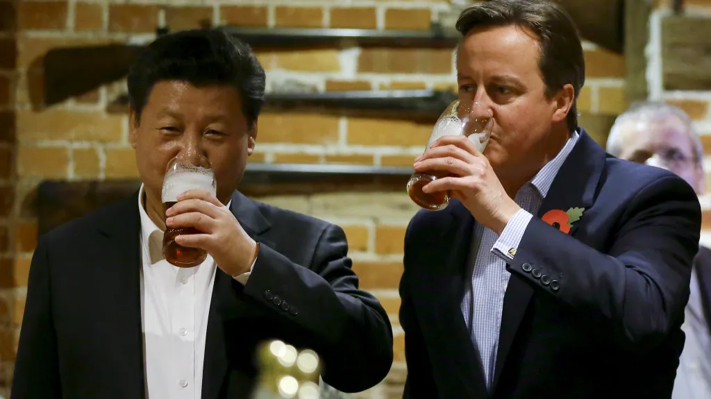 Čínský prezident Si Ťin-pching a někdejší britský premiér David Cameron spolu pijí pivo během čínské státní návštěvy v roce 2015