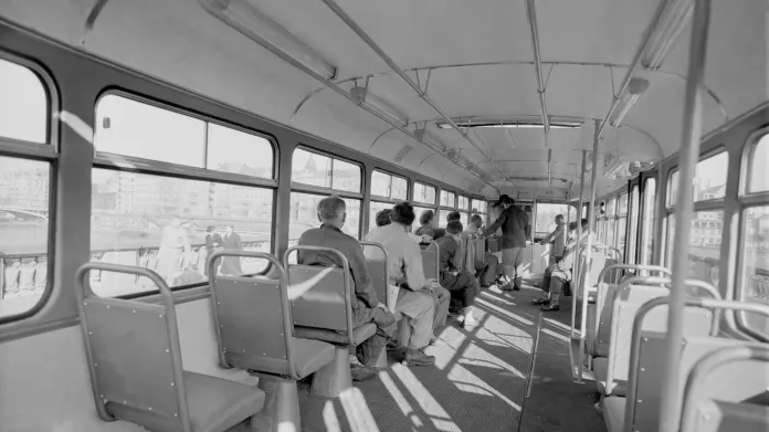 Interiér tramvaje T3 první série s koženkovými sedačkami