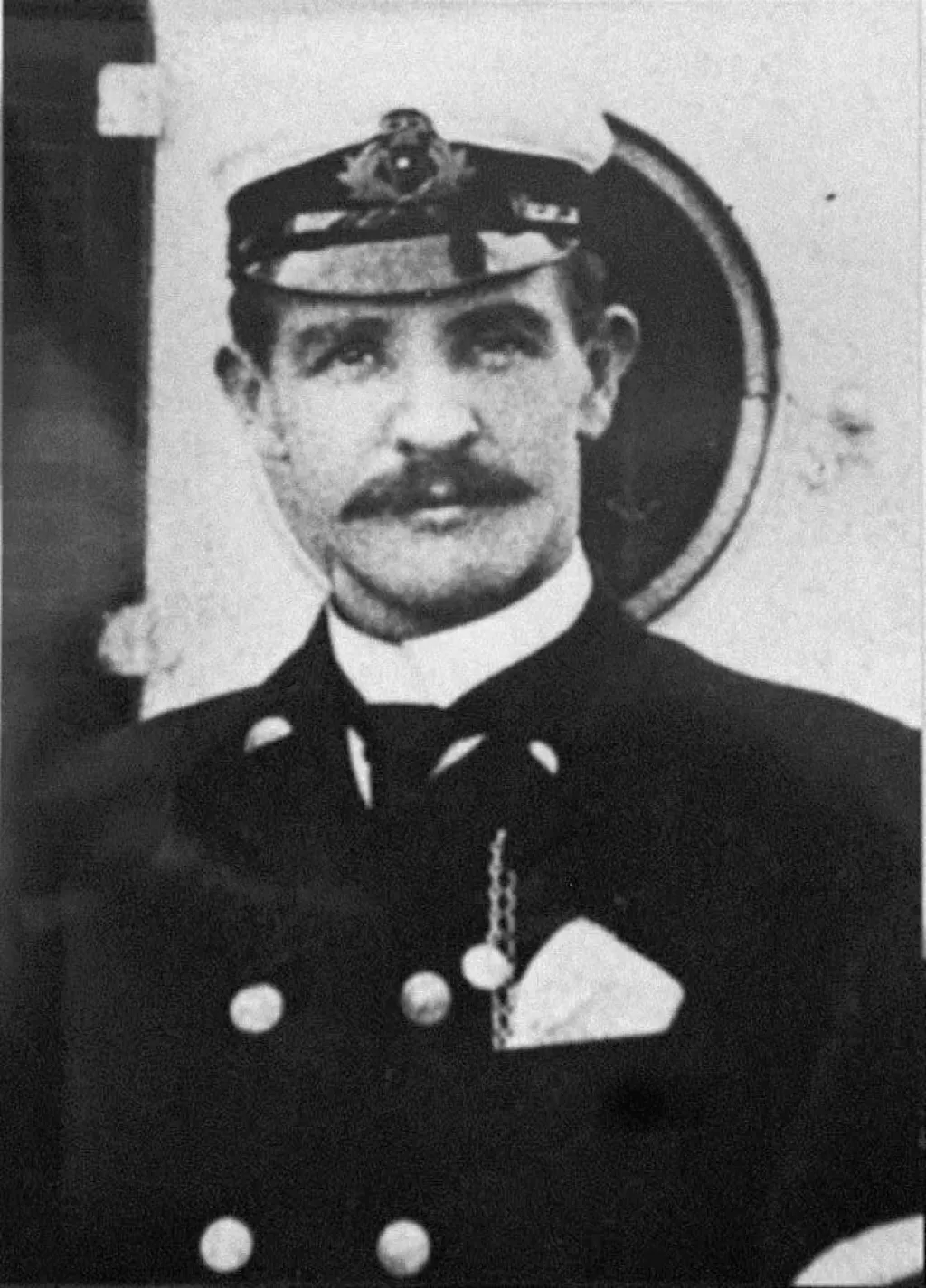 Důstojník William McMaster Murdoch stál na můstku v době osudové srážky. Během evakuace pomáhal cestujícím s nastupováním do záchranných člunů. Při tom ho však smetla vlna, která se převalila přes palubu lodi