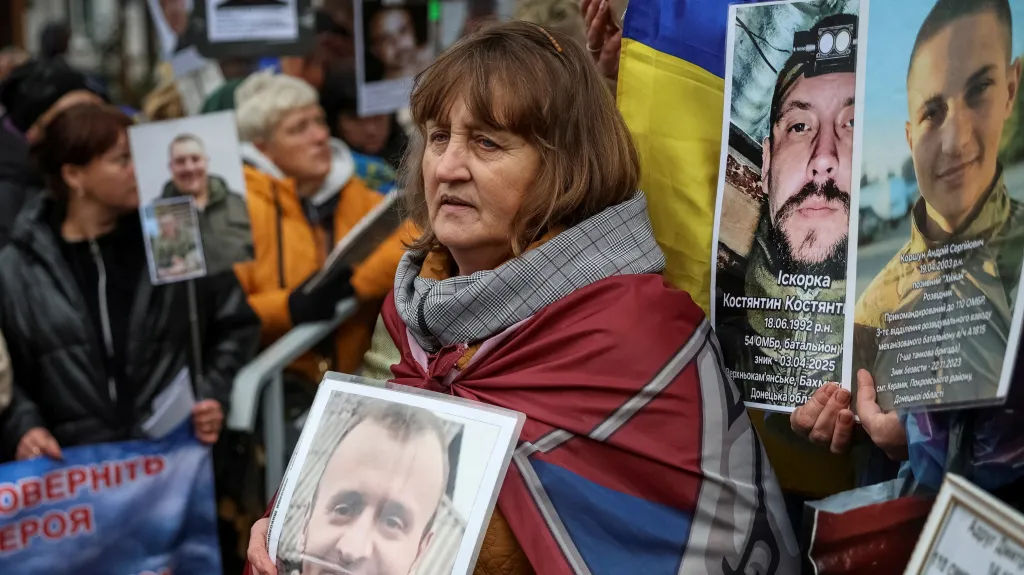 Ukrajinci drží portréty svých příbuzných – válečných zajatců (říjen 2025)