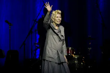 Joni Mitchellová vystoupila živě poprvé po dvaceti letech. Zaznělo i Both Sides Now