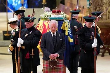 Rakev se zesnulou Alžbětou II. se z Edinburghu přesunula do Buckinghamského paláce
