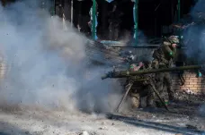 Ukrajina asi chystá u Bachmutu řízený ústup bojem, píše ISW. Podle Londýna jsou obránci pod tvrdým tlakem