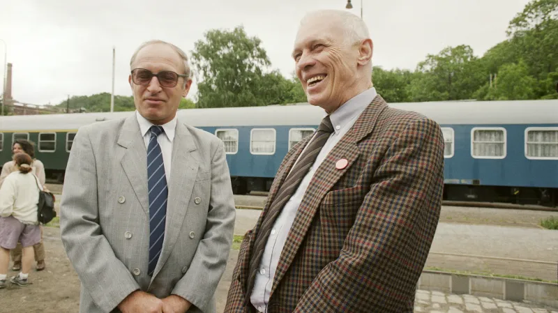 Typické jednopodlažní čtyřnápravové vozy se na dolním pacifiku vyskytují jen výjimečně. Jak je ale patrné ze snímku z roku 1993, vyskytnout se zde mohou, jako se to stalo při cestě prezidenta Havla do Posázaví. Doprovázeli ho kancléř Medek a ministr dopravy Stráský