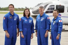 Astronauti se budou z ISS vracet kvůli bouři později. Navíc s plenami, porouchala se jim toaleta