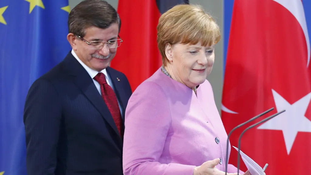 Ahmet Davutoglu a Angela Merkelová na brífinku v Berlíně