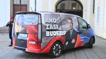 Vozidlo Andreje Babiše při příjezdu na jednání s prezidentem