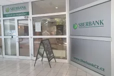 Úvěroví klienti Sberbank CZ přešli do České spořitelny. Po roce mohou plně využívat finanční služby