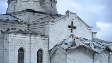 Katedrála poškozená nedávným ostřelováním