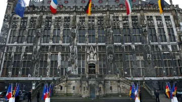 K podpisu došlo symbolicky na radnici ve městě Cáchy, kde sídlil Karel Veliký a které je tak úzce spojené s dějinami Francie i Německa