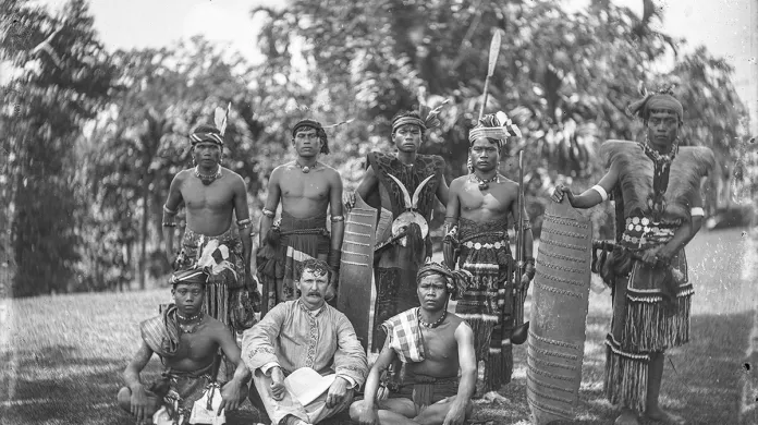 Vráz se skupinou dajackých bojovníků ve slavnostních úborech. Sarawak - Borneo (Kalimantan), 1896