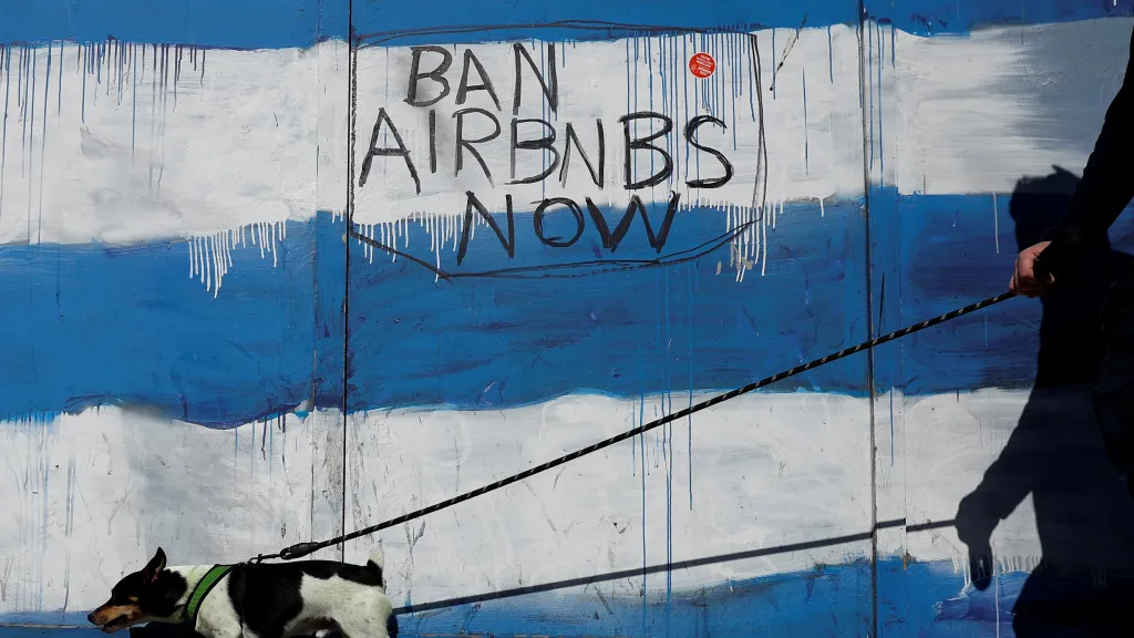 Nápis „Ban Airbnbs Now“ (Zakažte Airbnb) v irském Dublinu