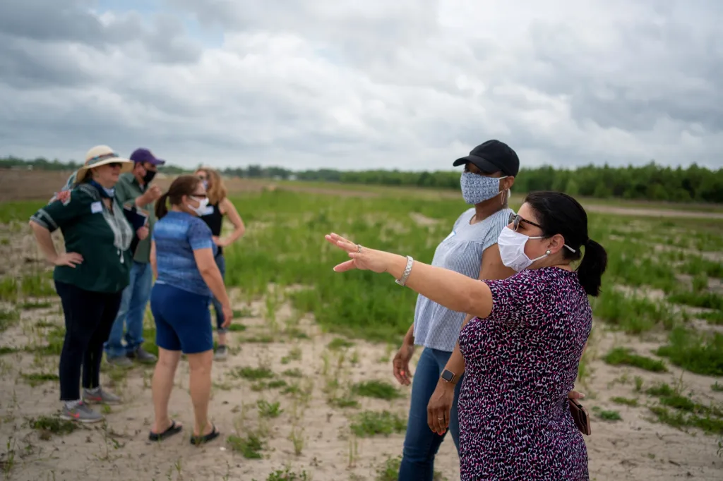 Domorodí obyvatelé z amerického státu Louisiana se stěhují. Stoupající moře pohlcuje jejich domovy
