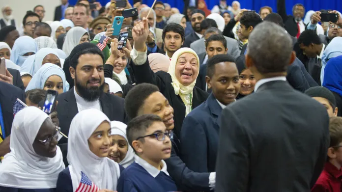 Americký prezident Barack Obama na své první návštěvě mešity