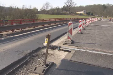 Práce na teplickém dálničním přivaděči měly skončit loni, ale pokračují. Tvoří se kolony