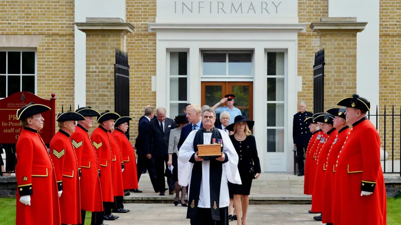 Uložení popela Margaret Thatcherové