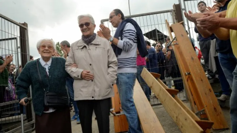 Potleskem jsou vítání lidé, kteří přicházejí volit ve městě Vic,  Autor: Vincent West,  Zdroj: Reuters