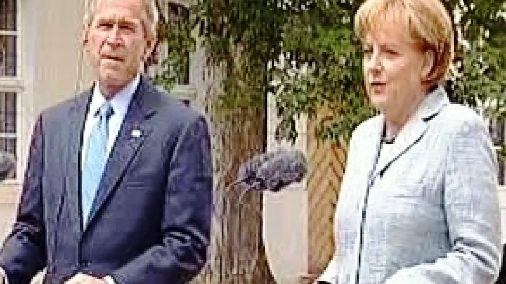 George Bush a Angela Merkelová