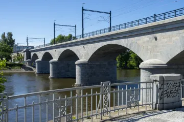 Negrelliho viadukt začne v pondělí opět sloužit vlakům. Tříletá rekonstrukce je hotová