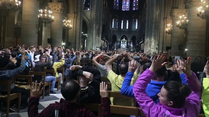 Lidé v katedrále museli s rukama nad hlavou čekat na postupné prověřování