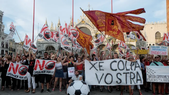 Benátčané demonstrují proti výletním lodím