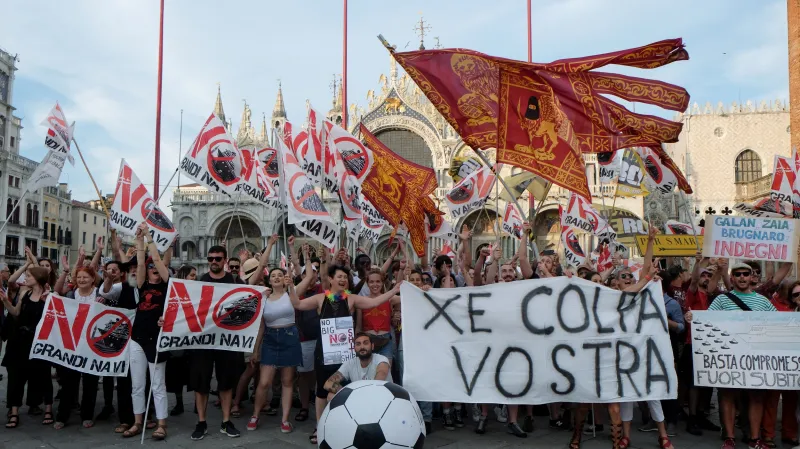 Benátčané demonstrují proti výletním lodím