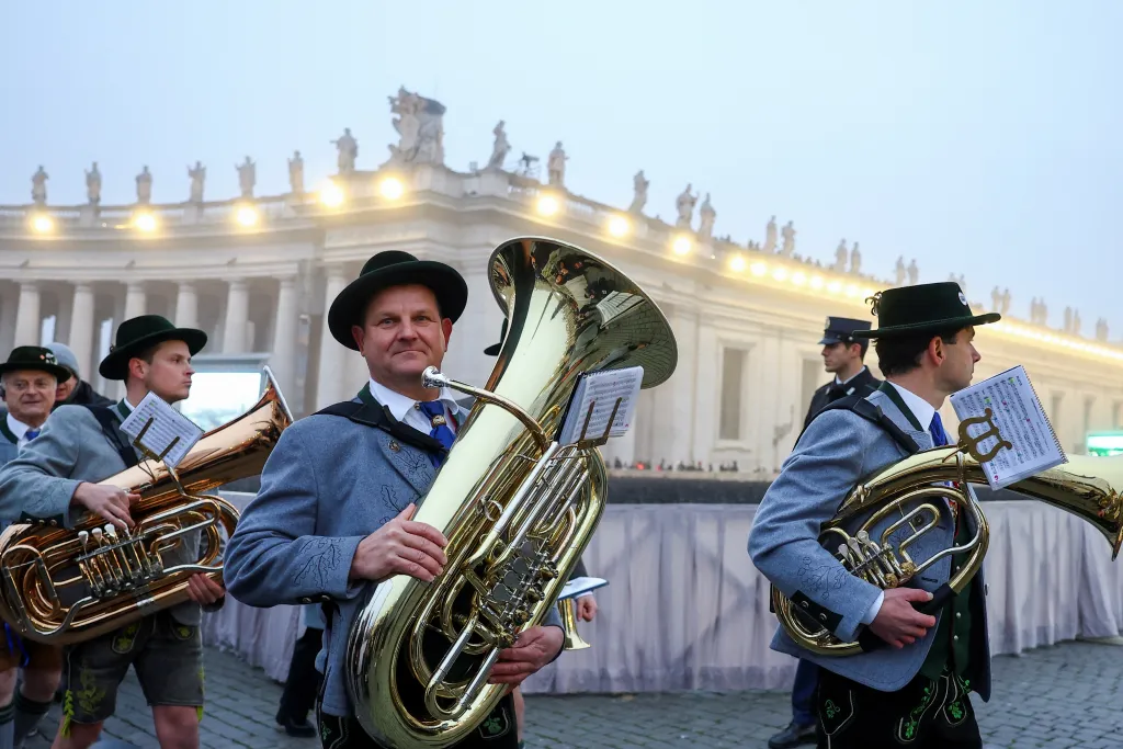 Pohřeb emeritního papeže Benedikta XVI. ve Vatikánu