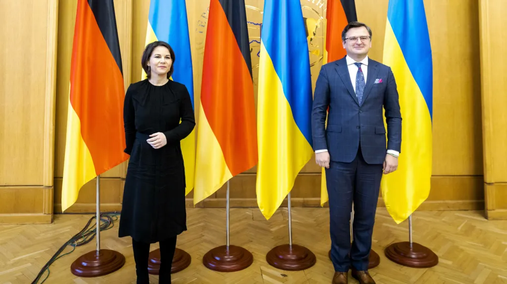 Německá ministryně zahraničí Annalena Baerbocková se svým ukrajinským protějškem Dmytrem Kulebou