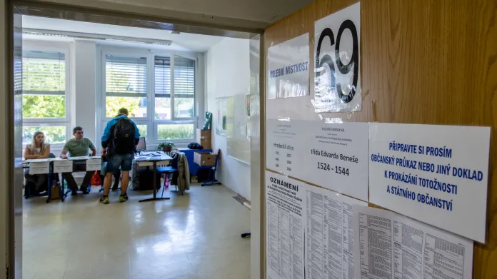 Již dveře do volební místnosti v Hradci Králové instruují voliče, co budou uvnitř potřebovat