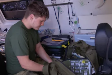 Dobrovolní zdravotníci v Donbasu zachraňují životy. I těm, kteří na ně posílají rakety