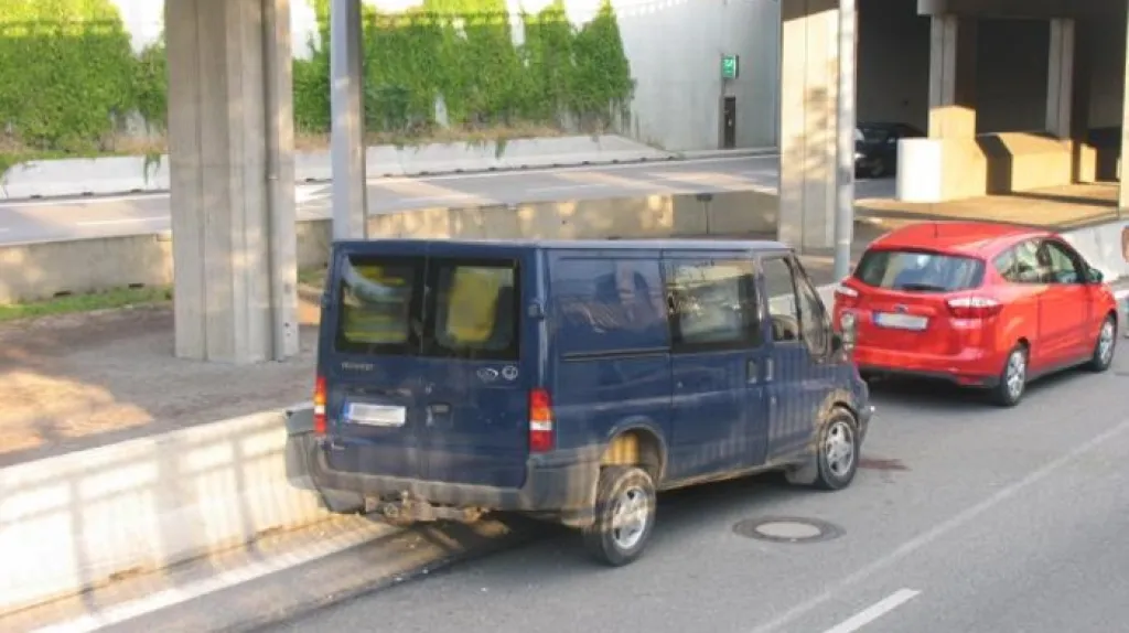 Řidič jaguarem vytlačil dodávku na betonová svodidla