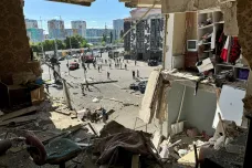 Útok Rusů v Charkově má tři oběti. Zasáhli i bytový dům