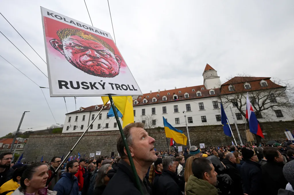 V Bratislavě se demonstranti sešli před Slovenskou národní radou