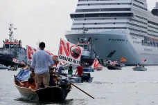 Italská vláda vytlačila velké výletní lodě dál od centra Benátek