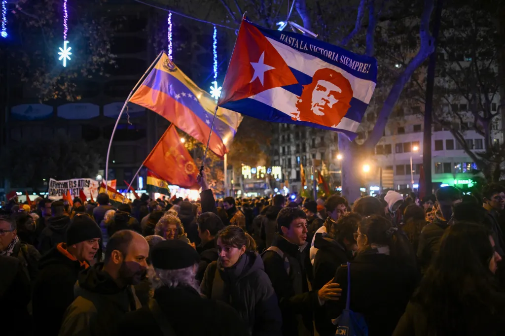 Protest v Barceloně proti americkým krokům ve Venezuele