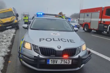 D1 před Brnem byla několik hodin uzavřená kvůli hromadným nehodám. Řidiči bourali v mlze