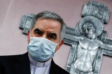 Poprvé v historii stanul před vatikánským trestním soudem kardinál. Obžalovaný je z finančních deliktů