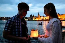 Lampiony na Vltavě připomněly mladé oběti ruské agrese