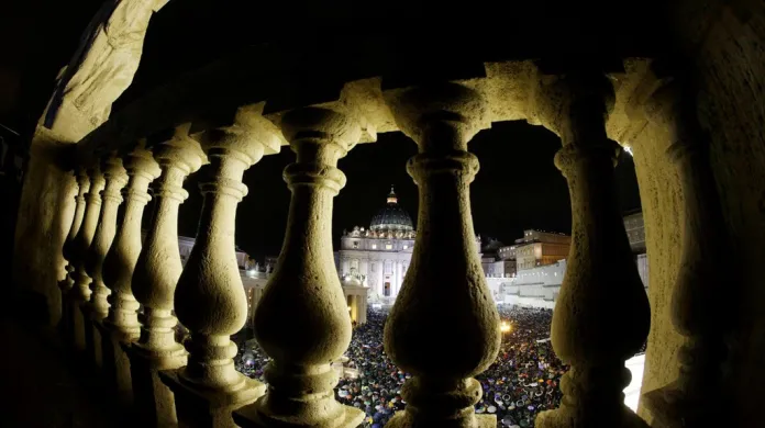 Svatopetrské náměstí vítá nového papeže