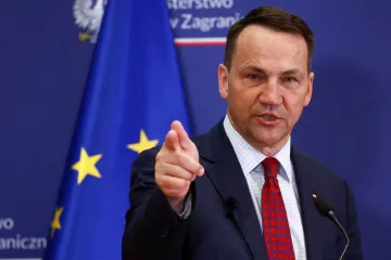 Zažil strmý pád, teď znovu šéfuje polské diplomacii. Sikorski oznámil obrat Polska
