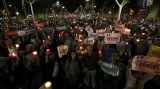 Lidé s transparenty a svíčkami během demonstrace v Barceloně
