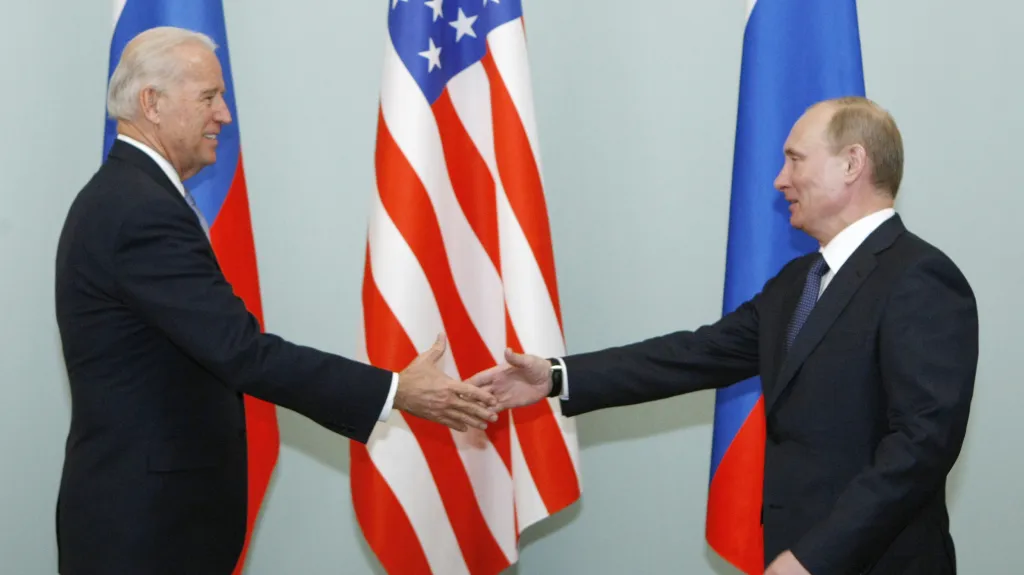Joe Biden v roli viceprezidenta USA s ruským prezidentem Vladimirem Putinem v roce 2011