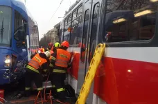 Dvě tramvaje v Brně doslova slisovaly osobní auto. Nehoda na víc než hodinu ochromila dopravu