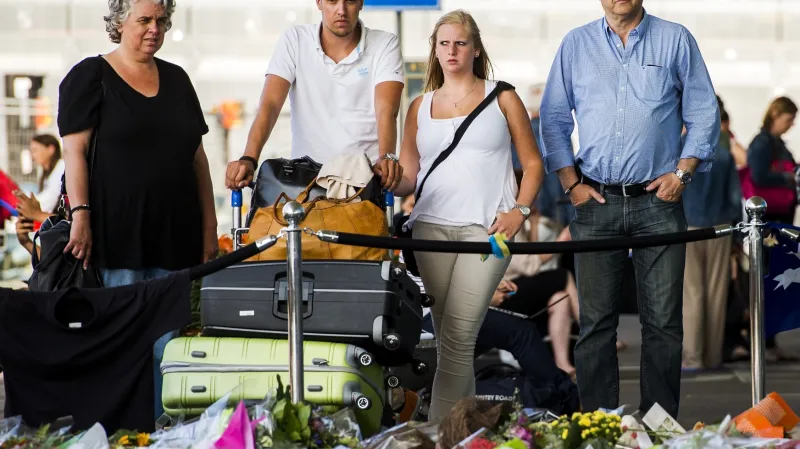 Lidé na letišti nechali na počest obětí květiny a vzkazy